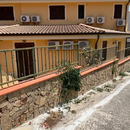 Casa Al Piano Terra Con 2 Da Letto, Parcheggio Privato E Piscina Condominiale * Villasimius