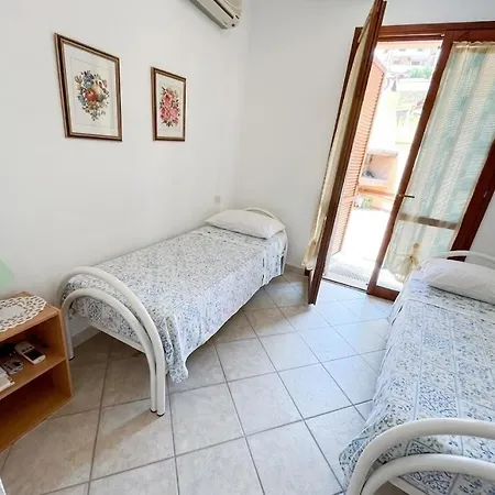 Casa Al Piano Terra Con 2 Da Letto, Parcheggio Privato E Piscina Condominiale *